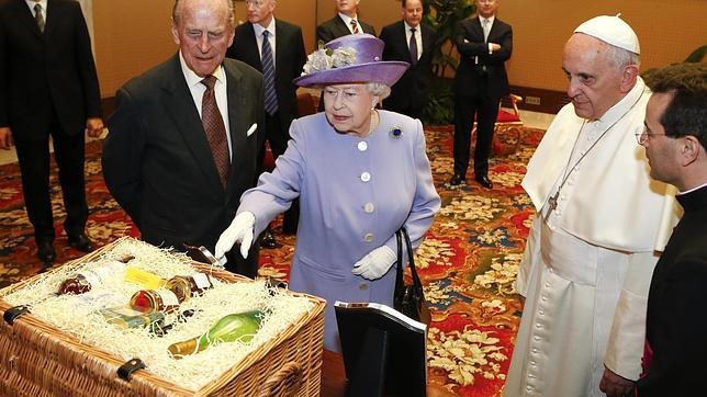 Whisky, entre los productos ingleses que Isabel II ha regalado al Papa Francisco