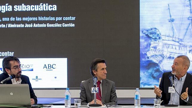 De izquierda a derecha, Jesús García Calero, el almirante José Antonio González Carrión y Arturo Pérez-Reverte