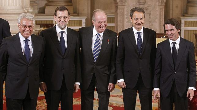 Don Juan Carlos posa con todos los presidentes de la Democracia el pasado mes de enero