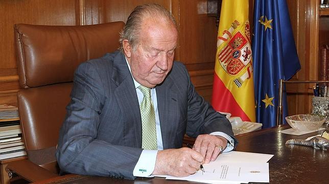 Don Juan Carlos, en una imagen de archivo, en su despacho de La Zarzuela