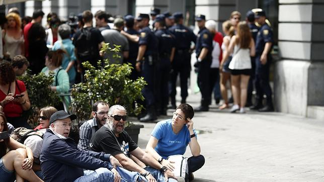 Algunos de los manifestantes que han acudido a la manifestación «Rodea el Congreso»