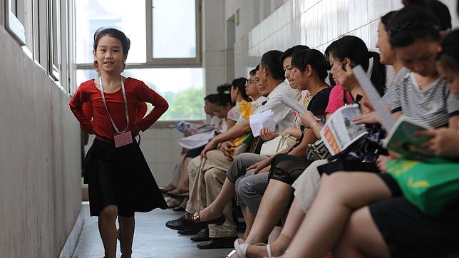 Morder lápices, causa de la intoxicación de 300 niños en China según un alto funcionario