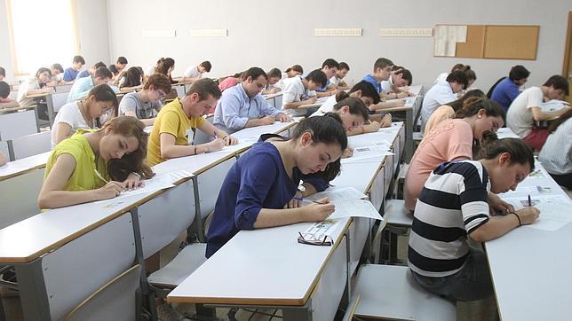 Universitarios rechazan sustituir las becas por préstamos y piden diálogo con Educación