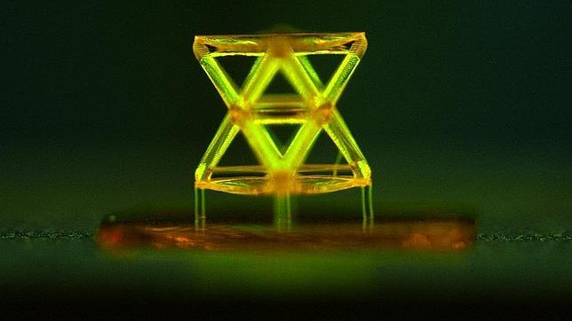 Desarrollan un material «tallado» con la luz que soporta 160.000 veces su peso