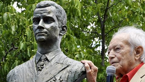 Navaescurial tiene ya su busto en honor al Rey Felipe VI