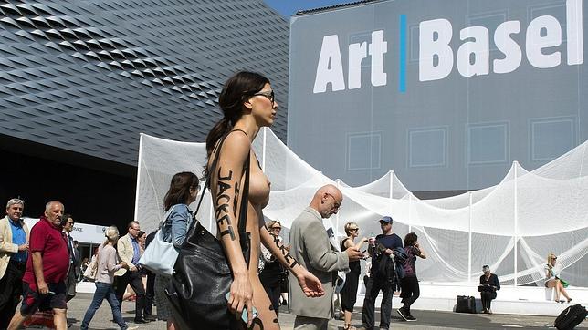 Milo Moiré se paseo completamente desnuda por la feria Art Basel