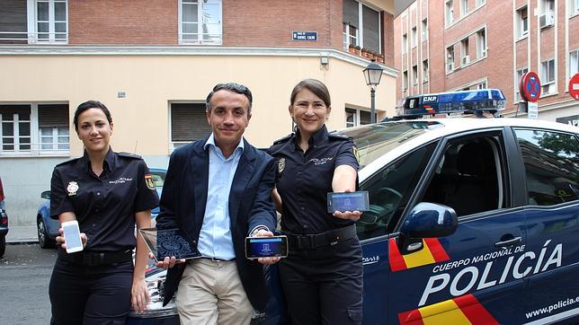 Carlos Fernández Guerra, junto a dos miembros de su equipo