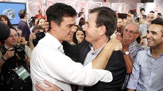 El abrazo entre Pedro Sánchez y Tomás Gómez en Ferraz tras conocer los resultados de las primarias para liderar el PSOE