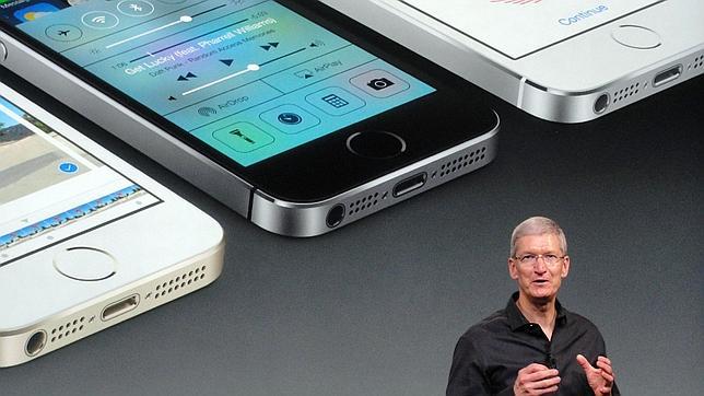 El consejero delegado de Apple, Tim Cook, durante la presentación de los nuevos iPhone