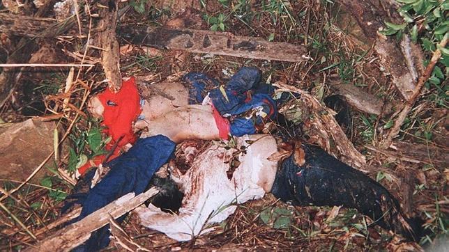 Los cadáveres de varias víctimas de los Jemeres Rojos amontonados en Anlong Veng, en una imagen de 1997