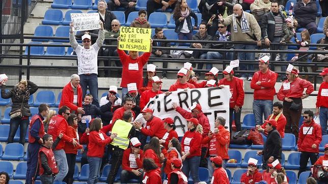 Un grupo de trabajadores de Coca-Cola en una protesta