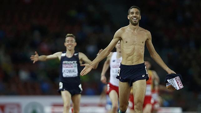 Mekhisi-Benabbad entra a meta sin camiseta
