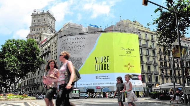 Lona publicitaria de grandes proporciones en Barcelona que recuerda el Tricentenario