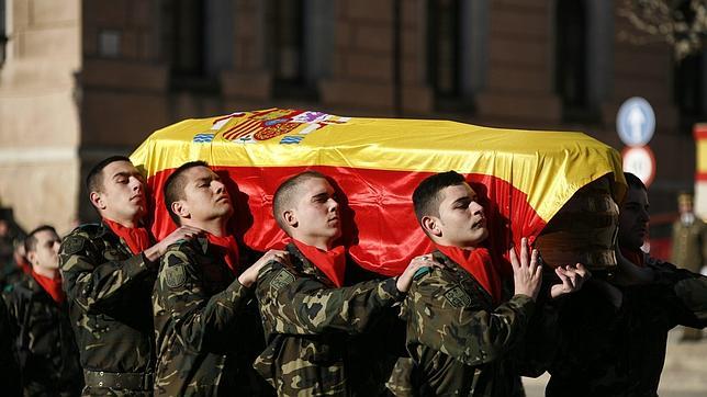 Compañeros portan el féretro de un soldado español fallecido en Afganistán