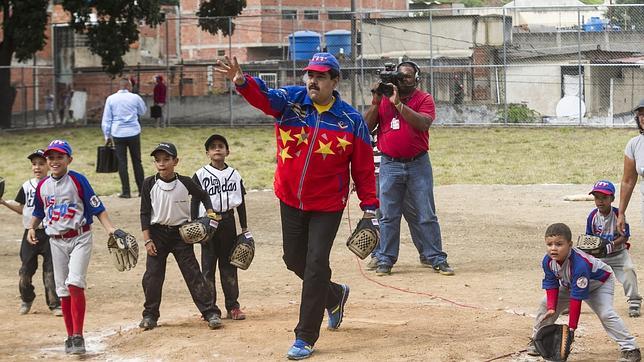 El presidente Maduro juega a béisbol el mismo día que anunció «la exportación de productos de la 'canasta básica'»