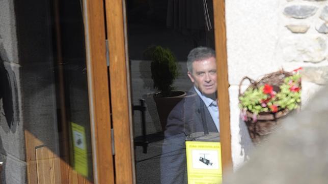 Jordi Pujol Ferrusola a la salida de un restaurante en Das