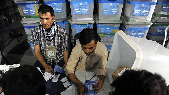 Miembros de la Comisión Electoral Independiente cuentan los votos