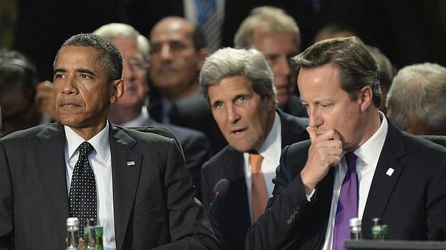 Barack Obama, John Kerry y David Cameron, durante una reunión en la cumbre de la OTAN en Newport (Gales)