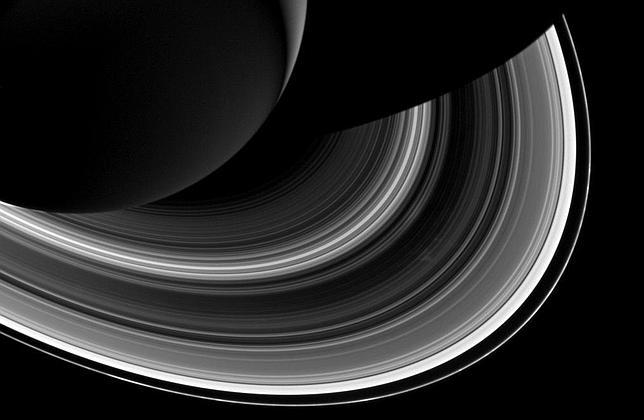 El estrecho anillo F de Saturno (el más exterior)