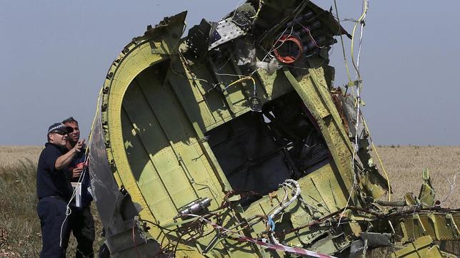 Expertos analizan los restos del avión derribado en Ucrania