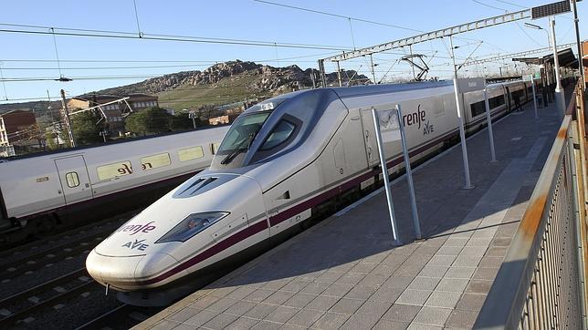 Tren de alta velocidad en la estación de Puertollano (Ciudad Real)