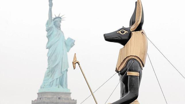 Anubis pasa frente a la Estatua de la Libertad en una exposición en Nueva York en 2010