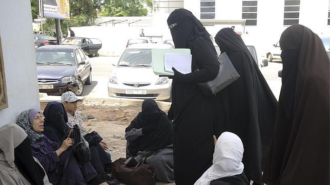 Fatiha, la viuda negra (con gafas), fotografiada en Rabat en 2010