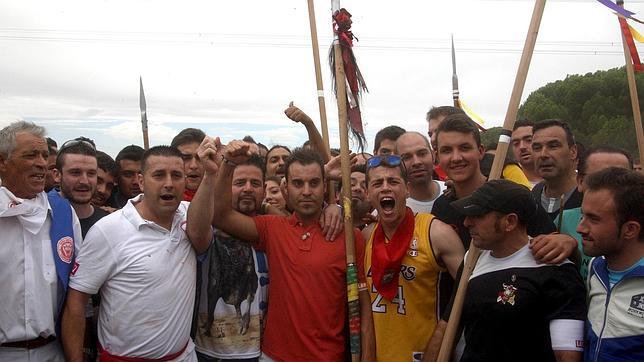Martín, en el centro de rojo, tras proclamarse vencedor del Toro de la Vega
