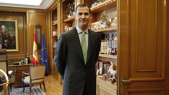 El Rey Felipe VI, momentos antes de recibir al presidente del Gobierno, Mariano Rajoy