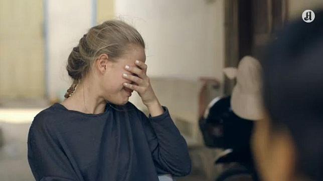 Anniken Jørgensen en una imagen de «Sweatshop» en la que llora al conocer la situación de una de las empleadas de las fábricas textiles