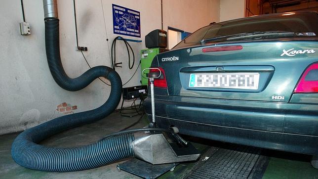 Foto de archivo de un coche pasando la ITV en Madrid