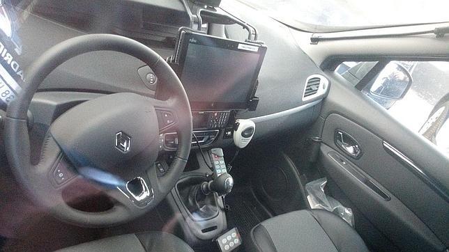 Interior de uno de los 40 nuevos coches OCR de la Policía Municipal