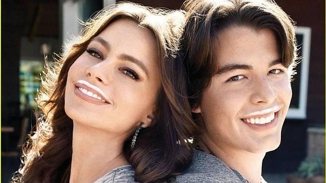 La actriz sofía Vergara, posando con su hijo