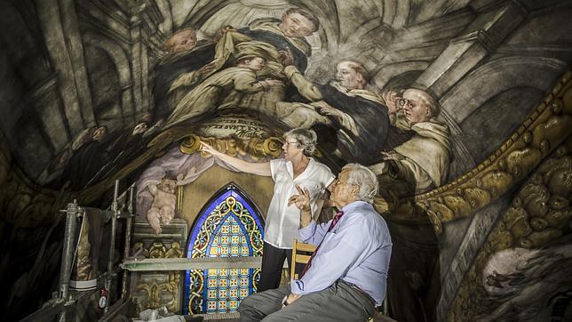 El restaurador de la Capilla Sixtina, Gianluigi Colalucci, observa los frescos que se están restaurando