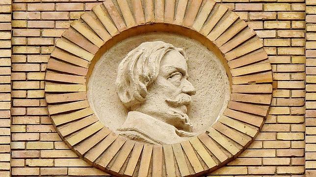 Medallón a Pedro Ciruelo en la Antigua Facultad de Medicina de Zaragoza