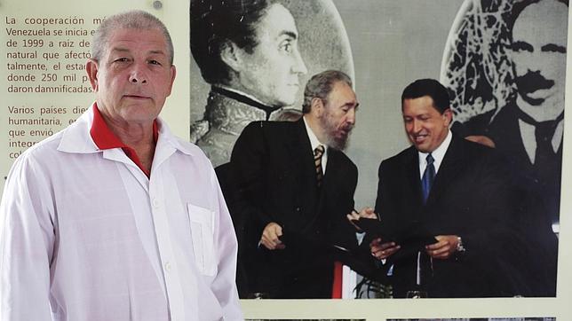 El médico cubano Leonardo Fernández, de 63 años, posa en La Habana, poco antes de viajar a Liberia