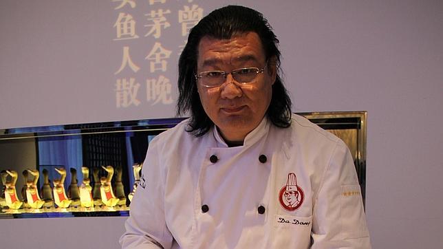Da Dong muesta uno de sus platos con rollitos de jamón ibérico
