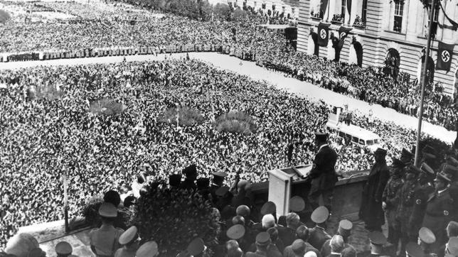 Adolf Hitler da un discurso en Viena (1938)