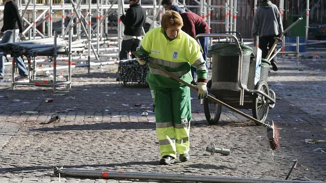 Una barrendera limpia las calles de Madrid