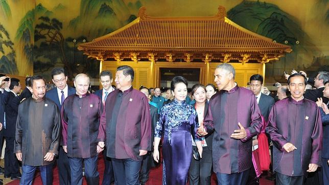 Varios de los líderes que asisten a la cumbre de la APEC en Pekín, con vestimenta típica china