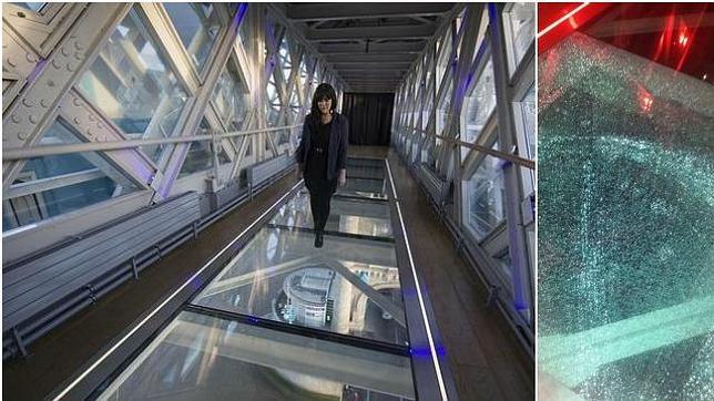 La pasarela de cristal de Tower Bridge, y el panel roto, fotografiado por Peter Gordon, uno de los visitantes de la atracción
