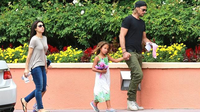 Gabriel Aubrie junto a la pequeña Nahla