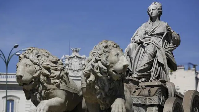 La diosa Cibeles pilota un carro tirado por dos leones