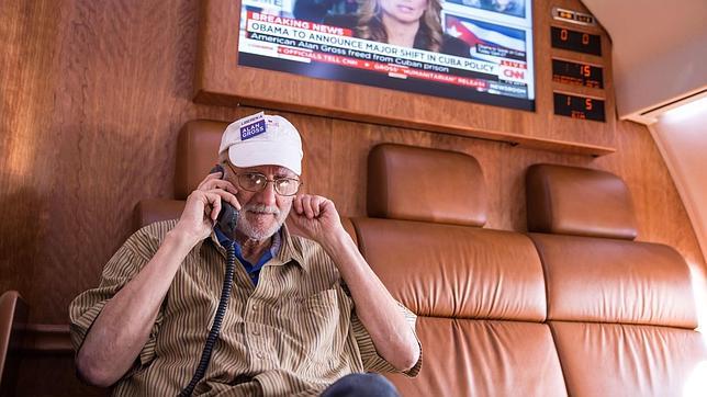 Alan Gross, en el avión de vuelta a Estados Unidos