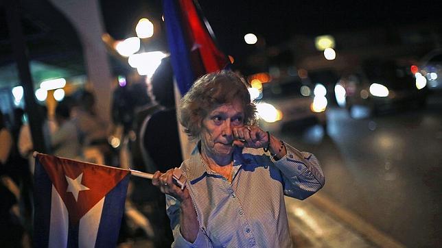 Una cubana llora tras el anuncio de Barack Obama y Raúl Castro