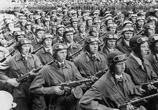 Los paracaidistas soviéticos desfilan con monos de combate y gorros del tipo de los de pilotos