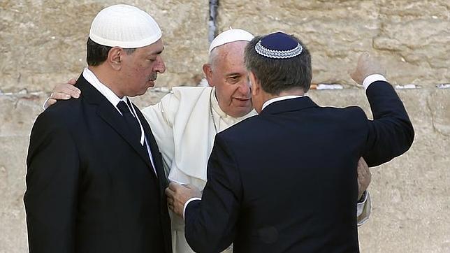 El Papa Francisco abraza al rabino Abrahán Skorka y al líder musulmán argentino Omar Abboud el pasado mes de mayo frente al muro de Lamentaciones