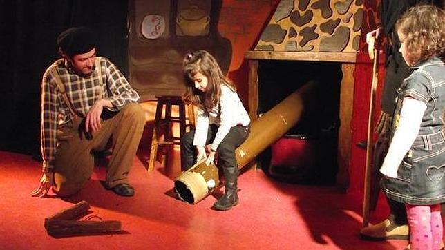 Una niña esperando a que la «tronca» eche los regalos