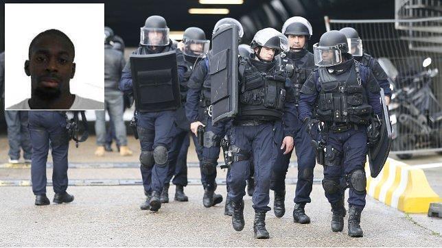 La Gendarmería francesa se despliega en torno al supermercado atacado. Arriba, la imagen del asaltante