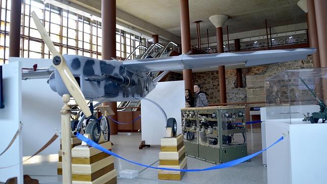 Dos turistas visitan el Museo del Ejército